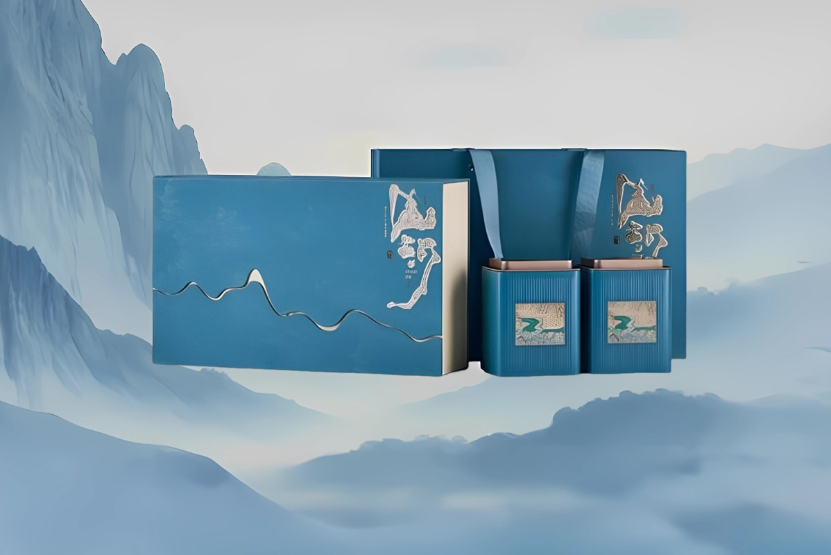 茶妃雙罐高雅禮盒搭配山河意境背景，展現品牌文化底蘊