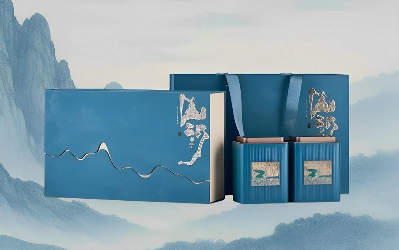 茶妃雙罐高雅禮盒搭配山河意境背景,展現品牌文化底蘊