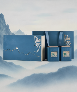 茶妃雙罐高雅禮盒搭配山河意境背景，展現品牌文化底蘊